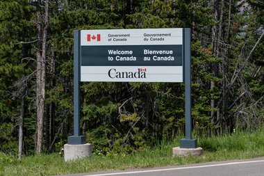 welcome-to-canada-sign