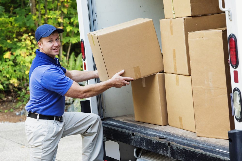 Canadian-mover-packing-stuff