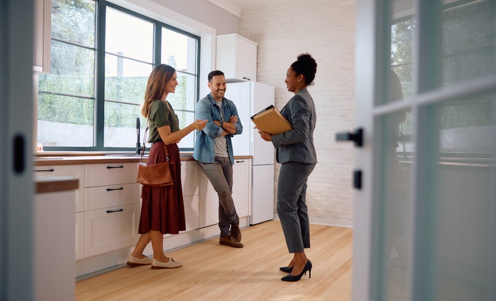 realtor-with-a-couple-in-canada